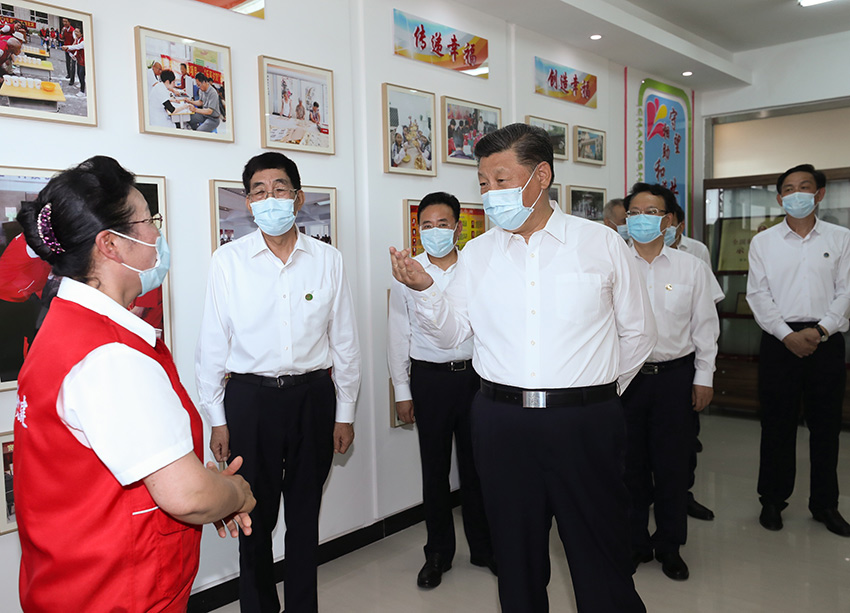 7月23日下午，習(xí)近平總書記來到吉林省長春市寬城區(qū)團山街道長山花園社區(qū)黨群服務(wù)中心，了解基層社會治理情況，並考察了依托社區(qū)而建的吉林長春社區(qū)干部學(xué)院。（攝影：鞠鵬、王曄、燕雁）