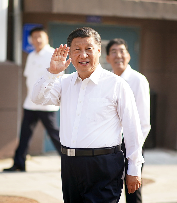 7月23日下午，習(xí)近平總書記來到吉林省長(zhǎng)春市寬城區(qū)團(tuán)山街道長(zhǎng)山花園社區(qū)黨群服務(wù)中心，了解基層社會(huì)治理情況，並考察了依托社區(qū)而建的吉林長(zhǎng)春社區(qū)干部學(xué)院。（攝影：鞠鵬、王曄、燕雁）