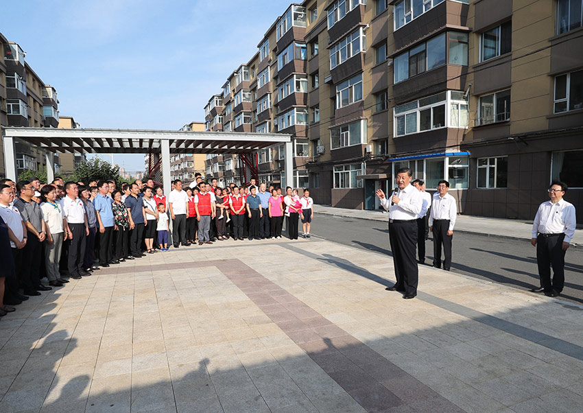 7月22日至24日，中共中央總書記、國家主席、中央軍委主席習近平在吉林省考察。這是7月23日下午，習近平在長春市寬城區(qū)團山街道長山花園社區(qū)廣場，同居民們親切交流。 新華社記者 王曄 攝