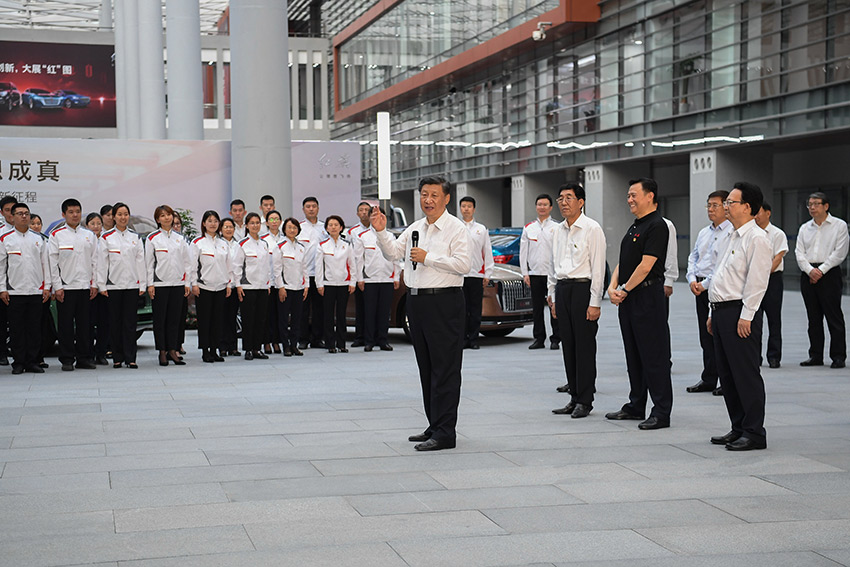 7月22日至24日，中共中央總書記、國家主席、中央軍委主席習(xí)近平在吉林省考察。這是7月23日下午，習(xí)近平在長春市一汽集團(tuán)研發(fā)總院，同職工代表親切交流。 新華社記者 燕雁 攝