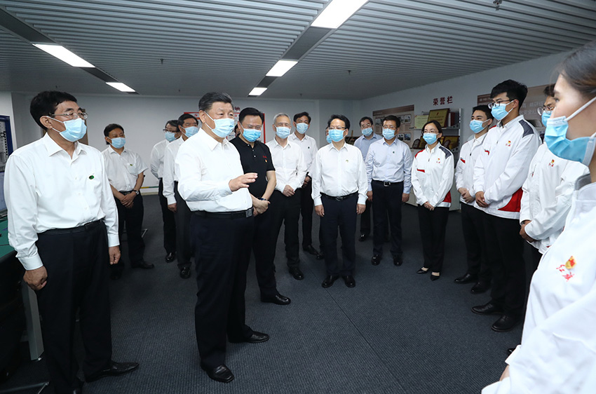 7月22日至24日，中共中央總書記、國(guó)家主席、中央軍委主席習(xí)近平在吉林省考察。這是7月23日下午，習(xí)近平在長(zhǎng)春一汽集團(tuán)研發(fā)總院整車硬件測(cè)試實(shí)驗(yàn)室，同剛畢業(yè)的大學(xué)生親切交流。 新華社記者 鞠鵬 攝