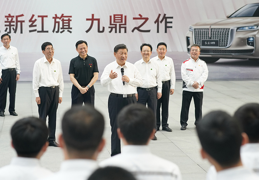 7月22日至24日，中共中央總書(shū)記、國(guó)家主席、中央軍委主席習(xí)近平在吉林省考察。這是7月23日下午，習(xí)近平在長(zhǎng)春市一汽集團(tuán)研發(fā)總院，同職工代表親切交流。 新華社記者 王曄 攝