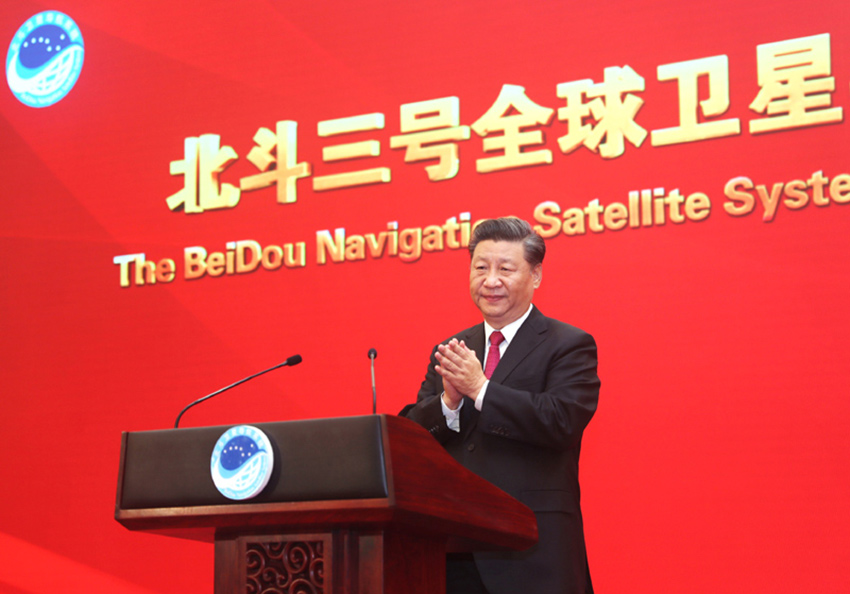 7月31日上午，北斗三號全球衛(wèi)星導航系統(tǒng)建成暨開通儀式在北京舉行。中共中央總書記、國家主席、中央軍委主席習近平出席儀式，宣布北斗三號全球衛(wèi)星導航系統(tǒng)正式開通。新華社記者 鞠鵬 攝