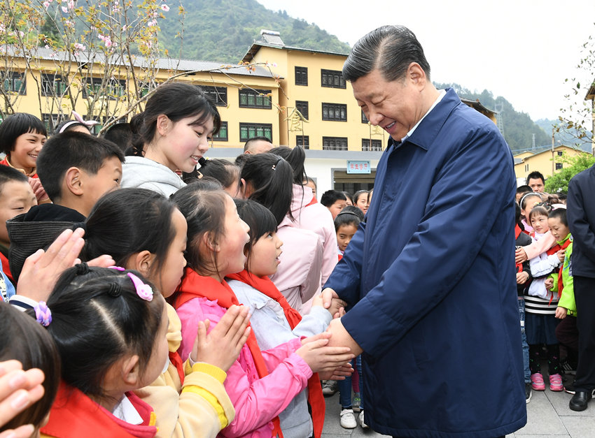 2019年4月15日至17日，中共中央總書記、國家主席、中央軍委主席習(xí)近平在重慶考察，並主持召開解決“兩不愁三保障”突出問題座談會。這是15日下午，習(xí)近平在石柱土家族自治縣中益鄉(xiāng)小學(xué)同學(xué)生們親切交談，詢問他們學(xué)習(xí)和生活情況。新華社記者 謝環(huán)馳 攝