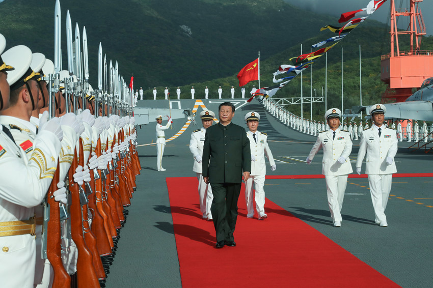 2019年12月17日，我國第一艘國產(chǎn)航空母艦山東艦在海南三亞某軍港交付海軍。中共中央總書記、國家主席、中央軍委主席習(xí)近平出席交接入列儀式並登艦視察。這是儀式結(jié)束后，習(xí)近平登上山東艦，檢閱儀仗隊(duì)。新華社記者 李剛 攝