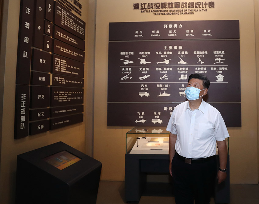 習(xí)近平總書記19日下午在安徽省合肥市考察調(diào)研。他在肥東縣十八聯(lián)圩生態(tài)濕地蓄洪區(qū)巢湖大堤羅家疃段，察看巢湖水勢(shì)水情，看望慰問防汛抗洪一線人員、先進(jìn)典型代表和參加抗洪搶險(xiǎn)的解放軍、武警部隊(duì)官兵。當(dāng)天下午，習(xí)近平在合肥還參觀了安徽創(chuàng)新館和渡江戰(zhàn)役紀(jì)念館，了解安徽省科技創(chuàng)新和新興產(chǎn)業(yè)發(fā)展情況，重溫革命歷史、緬懷革命先烈。（文字記者：新華社 張曉鬆 攝影記者：新華社 鞠鵬 王曄 燕雁）