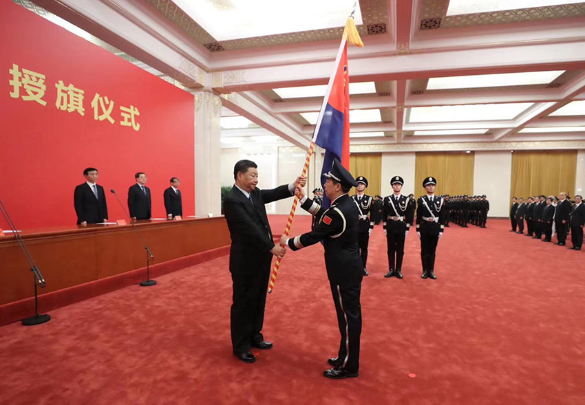 8月26日，中國人民警察警旗授旗儀式在人民大會堂舉行。中共中央總書記、國家主席、中央軍委主席習近平向中國人民警察隊伍授旗並致訓詞。這是習近平向中國人民警察隊伍授旗。 新華社記者 鞠鵬 攝