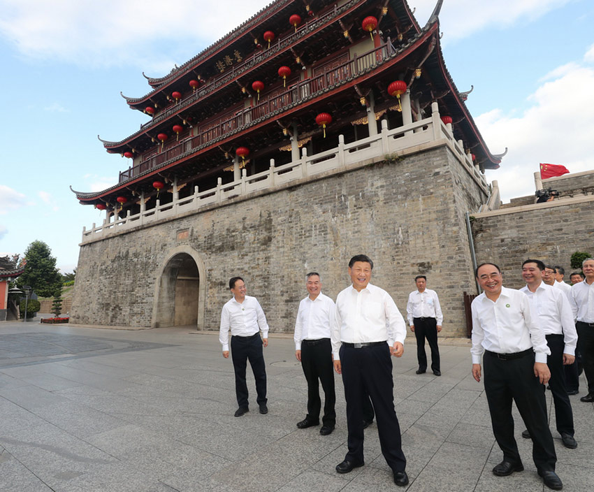 10月12日至13日，中共中央總書記、國(guó)家主席、中央軍委主席習(xí)近平在廣東考察。這是12日，習(xí)近平考察潮州市廣濟(jì)樓、牌坊街，察看文物修復(fù)保護(hù)、非遺文化傳承、文旅資源開發(fā)等情況。 新華社記者 王曄 攝