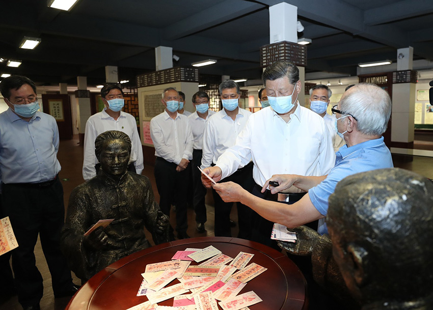 10月12日至13日，中共中央總書記、國(guó)家主席、中央軍委主席習(xí)近平在廣東考察。這是13日下午，習(xí)近平在汕頭市小公園開(kāi)埠區(qū)僑批文物館考察，了解僑批歷史和潮汕華僑文化。 新華社記者 王曄 攝