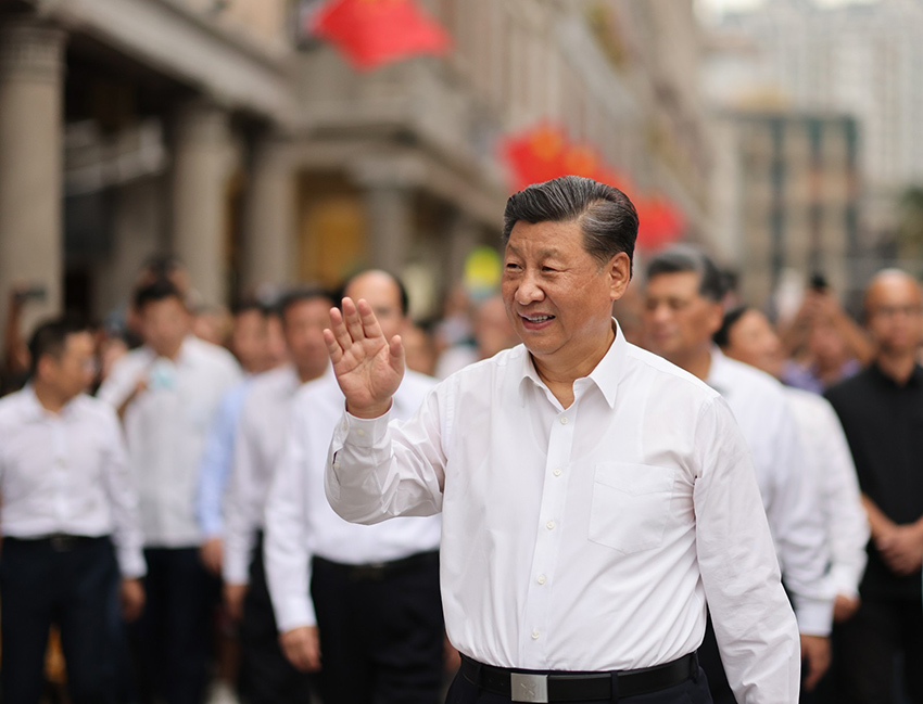 10月12日至13日，中共中央總書記、國家主席、中央軍委主席習(xí)近平在廣東考察。這是13日下午，習(xí)近平在汕頭市小公園開埠區(qū)步行察看街區(qū)風(fēng)貌時，向當?shù)厝罕姾陀慰蛽]手致意。 新華社記者 王曄 攝