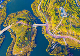 深秋時節(jié)，河北省海興縣秋意濃濃、層林盡染、秋色斑斕，景色宜人。近年來，當(dāng)?shù)鼐劢埂翱諝馇逍隆h(huán)境清潔、水質(zhì)清澈、居住清靜、滿目青翠”城區(qū)建設(shè)目標(biāo)，為居民打造宜居宜業(yè)宜游的綠色生態(tài)空間。