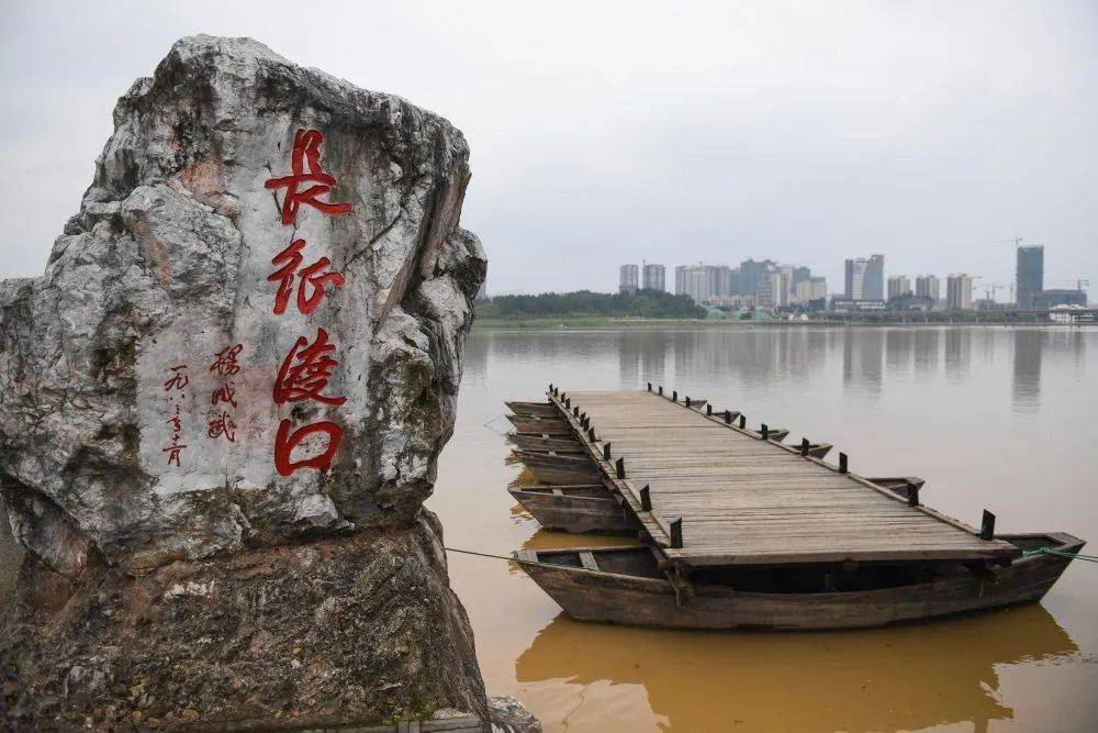 在新長(zhǎng)征路上大力弘揚(yáng)偉大長(zhǎng)征精神