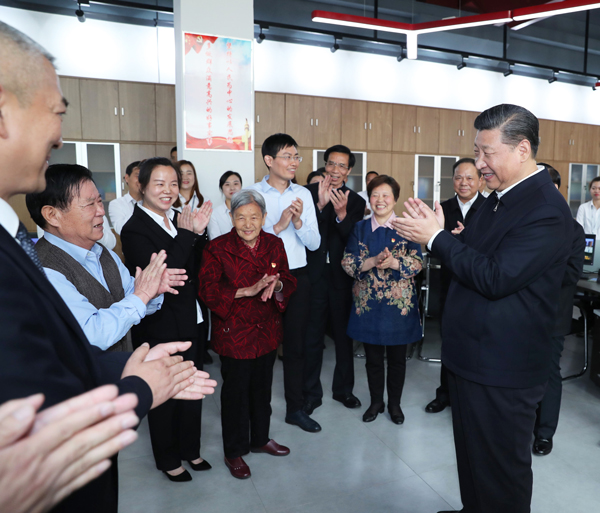 2018年4月24日至28日，中共中央總書記、國家主席、中央軍委主席習(xí)近平在湖北考察。這是26日上午，習(xí)近平在武漢市青山區(qū)工人村街青和居社區(qū)考察棚戶區(qū)項(xiàng)目建設(shè)和居民生活情況。新華社記者 謝環(huán)馳 攝