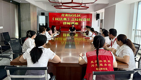“要把人民群眾大大小小的事情辦好”“叔叔，您好，我是小劉。滿65歲可以申辦紅色老年証了，能免費乘車……”湖北省武漢市青山區(qū)工人村街道青和居社區(qū)干事劉瓊，輕輕敲開張大爺?shù)募议T。張大爺看見熟悉的“紅馬甲”，滿臉笑意地回應(yīng)：“好啊，謝謝你。有你在，我省心。”