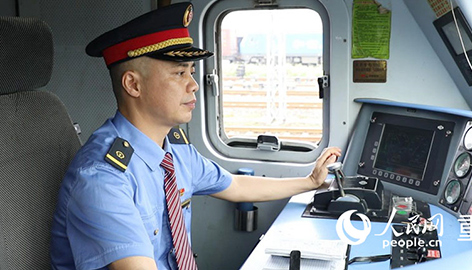 總書記關(guān)心的班列進(jìn)入“快車道”9月的重慶，天氣依舊炎熱。來到重慶國際物流樞紐園區(qū)團(tuán)結(jié)村中心站，場面亦熱火朝天。印有“中歐班列”字樣的集裝箱堆積如山，橙色龍門吊起降不停，轉(zhuǎn)運貨車往來穿梭。