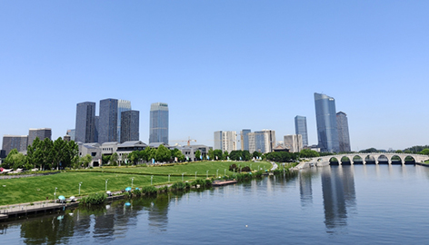 總書記擘畫千年古都“城市名片”規(guī)劃建設(shè)北京城市副中心和河北雄安新區(qū)形成北京新的兩翼，是以習(xí)近平同志為核心的黨中央作出的重大決策部署，是千年大計、國家大事。隨著北京城市副中心功能日趨完善，其非首都功能承載力、吸引力和輻射帶動力不斷增強(qiáng)。