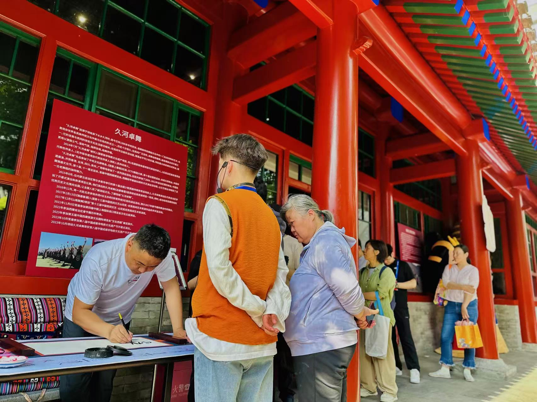 觀眾排隊(duì)領(lǐng)取藏文書(shū)法。人民網(wǎng)記者 益西康珠攝