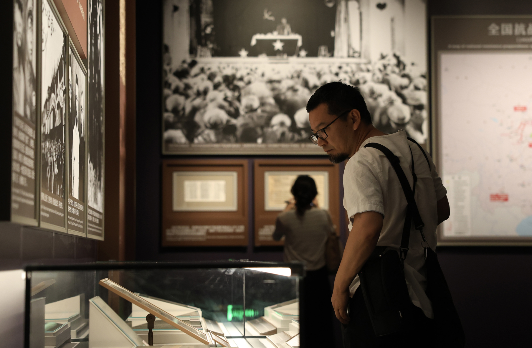 群眾正在參觀《為了民族解放與世界和平——紀(jì)念中國(guó)人民抗日戰(zhàn)爭(zhēng)暨世界反法西斯戰(zhàn)爭(zhēng)勝利80周年主題展覽》。人民網(wǎng) 李世奇攝