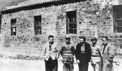 “隻有共產(chǎn)黨的軍隊才能這樣團結(jié)一心”在《西行漫記——外國記者眼中的中國共產(chǎn)黨人》檔案圖片展覽中，我們可以看到一位與中國有著特殊淵源的外國記者——漢斯·希伯。他以純粹熾熱的初心堅守共產(chǎn)主義理想，在中國抗戰(zhàn)的緊要關頭，堅定地與中國抗日軍民並肩而立。他是記者，也是戰(zhàn)士，面對日寇凜然不懼，最終血灑戰(zhàn)場，為中國抗戰(zhàn)獻出了自己寶貴的生命。