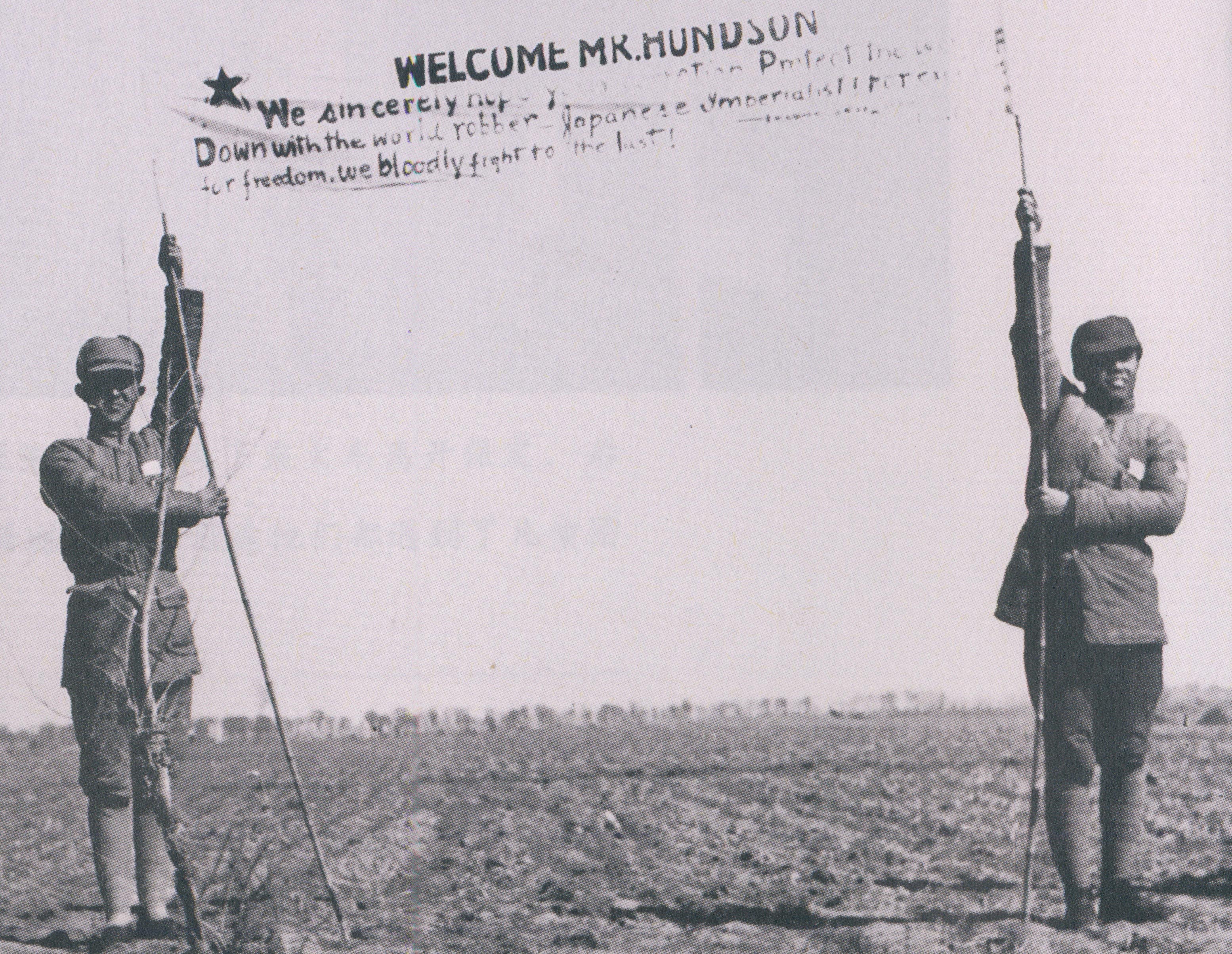 在冀中抗日根據(jù)地，北平大學生手持橫幅歡迎漢森。橫幅上寫著：“打倒世界強盜日本帝國主義！”“為了自由血戰(zhàn)到底！”