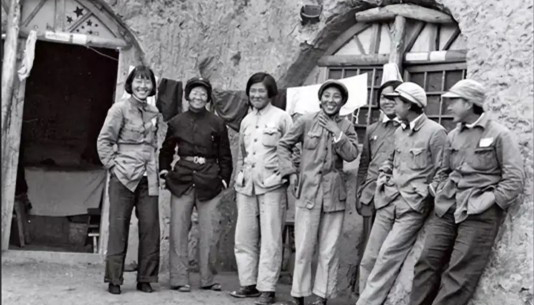 這是“一個拯救中國的計劃”1938年，美聯(lián)社特約記者霍爾多·漢森先后訪問冀中、晉察冀、延安等抗日根據(jù)地，受到毛澤東、朱德、彭德懷等中共領導人的熱情接見。他以一個旁觀者的視角，記錄了一支與眾不同的隊伍——中國共產(chǎn)黨領導的敵后抗日部隊，向國際社會展現(xiàn)了“人民戰(zhàn)爭”的深厚偉力。