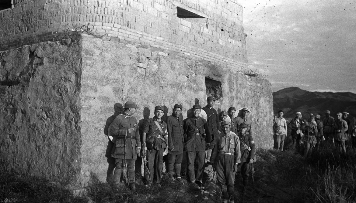 “八路軍真是能打仗”中國全民族抗戰(zhàn)爆發(fā)后，莫裡斯·埃爾德雷德·武道受聘擔任國民黨中央宣傳部顧問。1944年，他作為中外記者西北參觀團成員，赴延安和晉綏邊區(qū)考察採訪。採訪結(jié)束后，武道坦誠表示，過去自己是反對八路軍、共產(chǎn)黨的，可這次親身前往延安后才發(fā)現(xiàn)，自己過去的看法完全錯誤，“八路軍真是能打仗”。