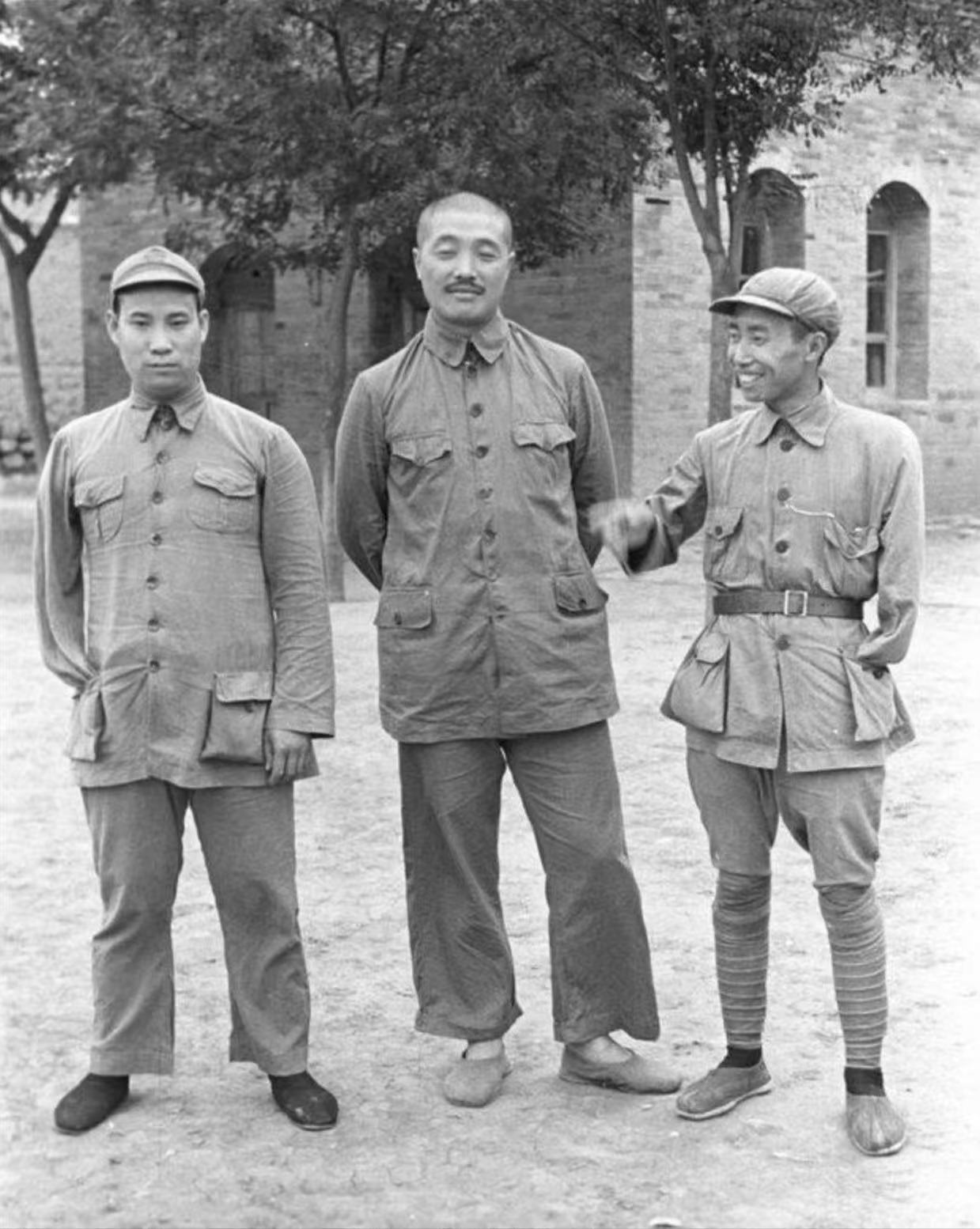 1937年，賀龍（中）、賀炳炎（左一）、彭紹輝（右一）合影。照片拍攝后不久，紅二方面軍正式改編為八路軍一二?師，開赴華北抗日前線。（哈里森·福爾曼拍攝）