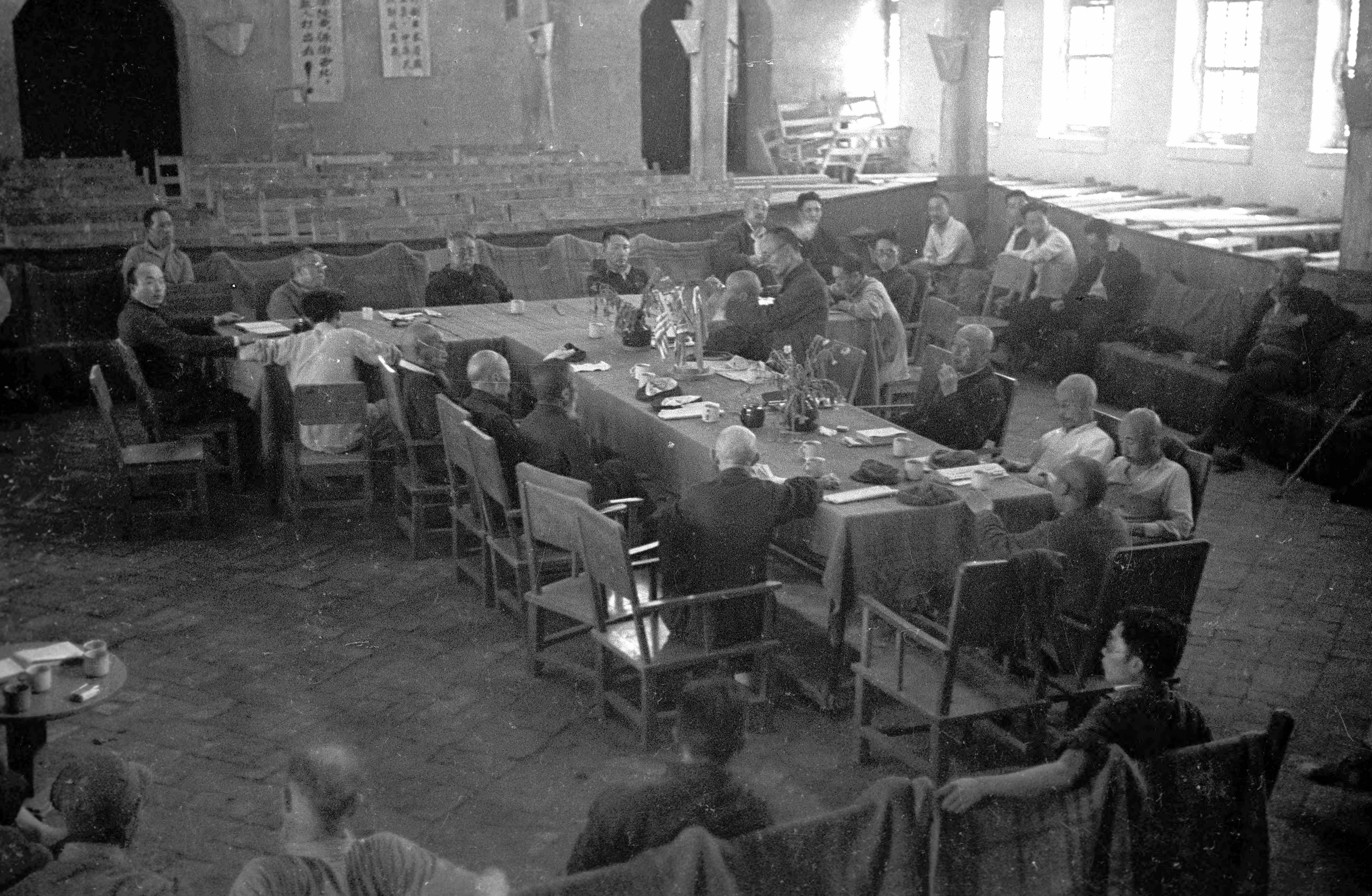 斯坦因等5位外國(guó)記者應(yīng)邀列席陜甘寧邊區(qū)政府和邊區(qū)參議會(huì)常委會(huì)的聯(lián)席會(huì)議。