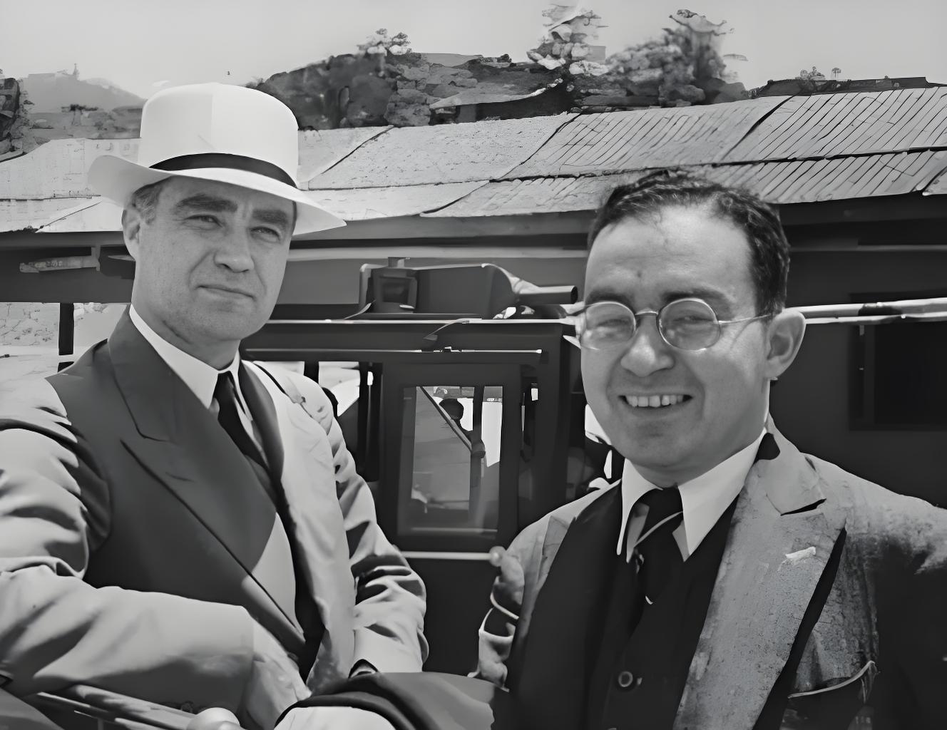 白修德(右)和《時代》雜志出版人亨利·盧斯合影