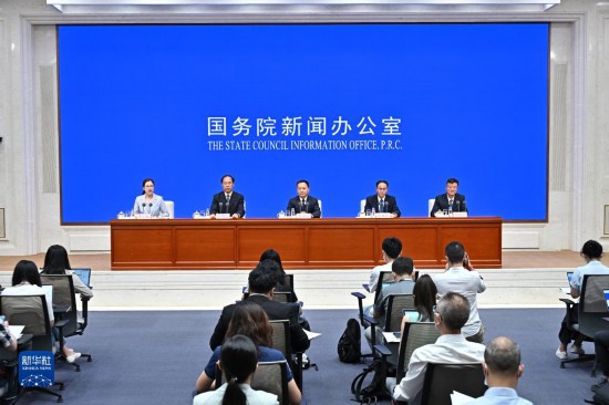 9月13日，國務(wù)院新聞辦公室舉行“權(quán)威部門話開局”系列主題新聞發(fā)布會，請水利部部長李國英、水利部規(guī)劃計劃司司長張祥偉、水利部農(nóng)村水利水電司司長陳明忠、水利部水旱災(zāi)害防御司司長姚文廣介紹扎實推動新階段水利高質(zhì)量發(fā)展、全面提升國家水安全保障能力有關(guān)情況，並答記者問。新華社記者 李鑫 攝
