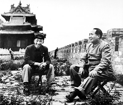 1954年，毛澤東主席在故宮城墻上視察。資料圖片