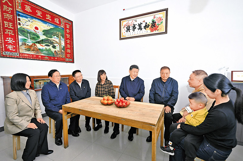 2024年11月4日至6日，中共中央總書記、國家主席、中央軍委主席習近平在湖北考察。這是5日上午，習近平在咸寧市嘉魚縣潘家灣鎮(zhèn)四邑村村民熊成龍家，同一家人圍坐在一起拉家常。 新華社記者 燕雁/攝