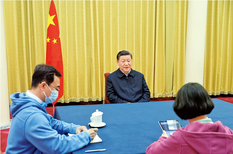 2020年11月2日，中共中央總書記、國家主席、中央軍委主席習近平在北京中南海參加第七次全國人口普查登記。這是習近平在回答普查員的詢問。 新華社記者 鞠鵬/攝