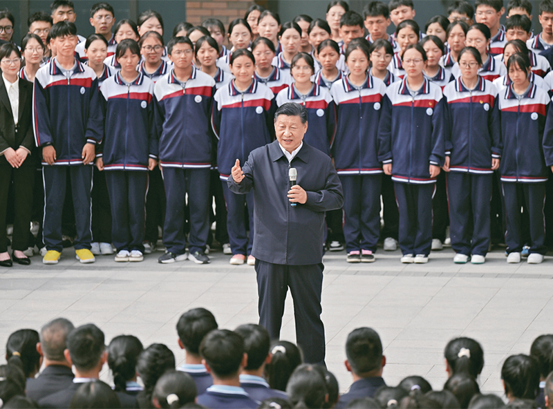 2024年6月18日至19日，中共中央總書記、國家主席、中央軍委主席習(xí)近平在青?？疾臁＿@是18日下午，習(xí)近平在果洛西寧民族中學(xué)考察時(shí)，同師生們親切交流。 新華社記者 岳月偉/攝